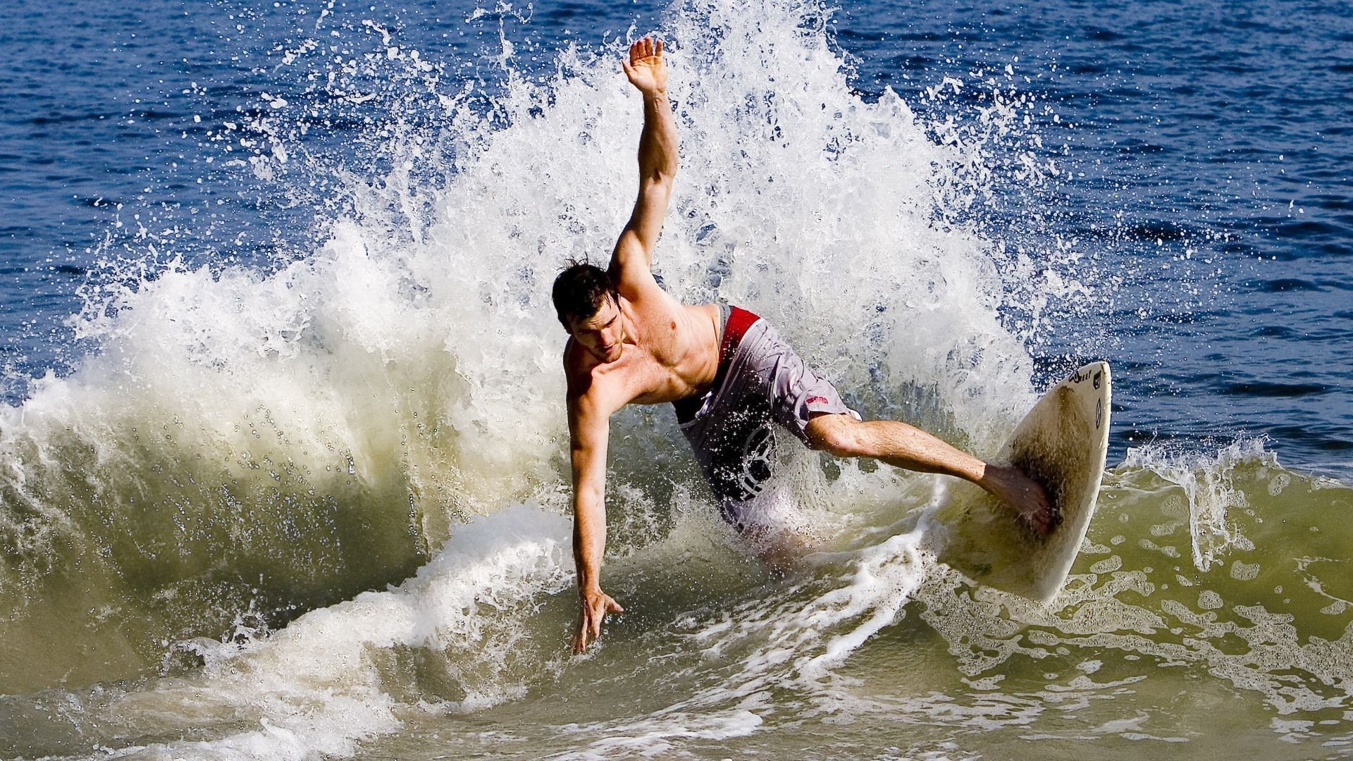 “动力伞空中定点投掷模拟赛” 空中投包对准地面靶心